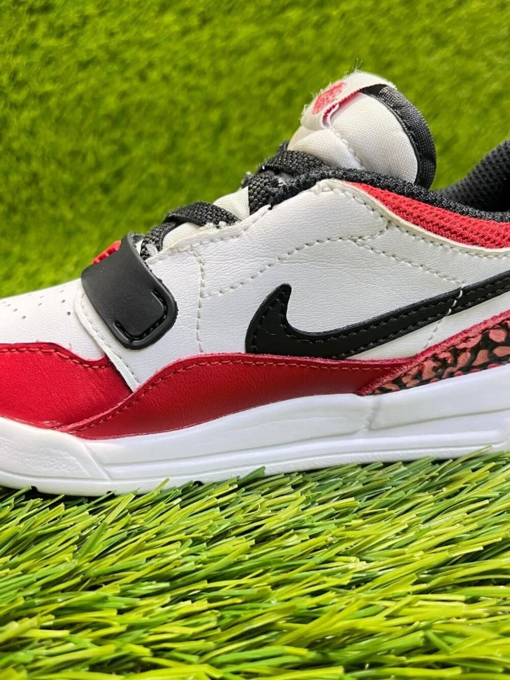 Nike Air Jordan Legacy 312 Low Boys Size 9C White Red Basketball Shoes Sneakers